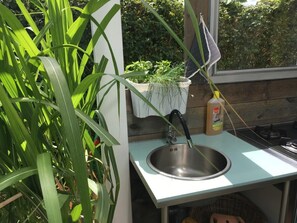 Jääkaappi, keittoastiat/astiat/ruokailuvälineet