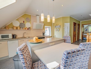 Réfrigérateur, four à micro-ondes, un four, lave-vaisselle