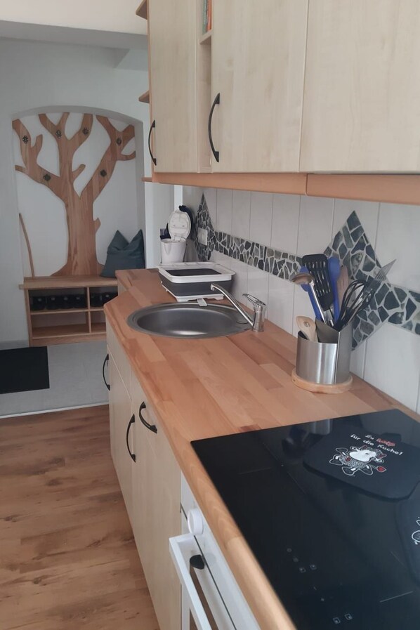 Refrigerador, horno y utensilios de cocina 