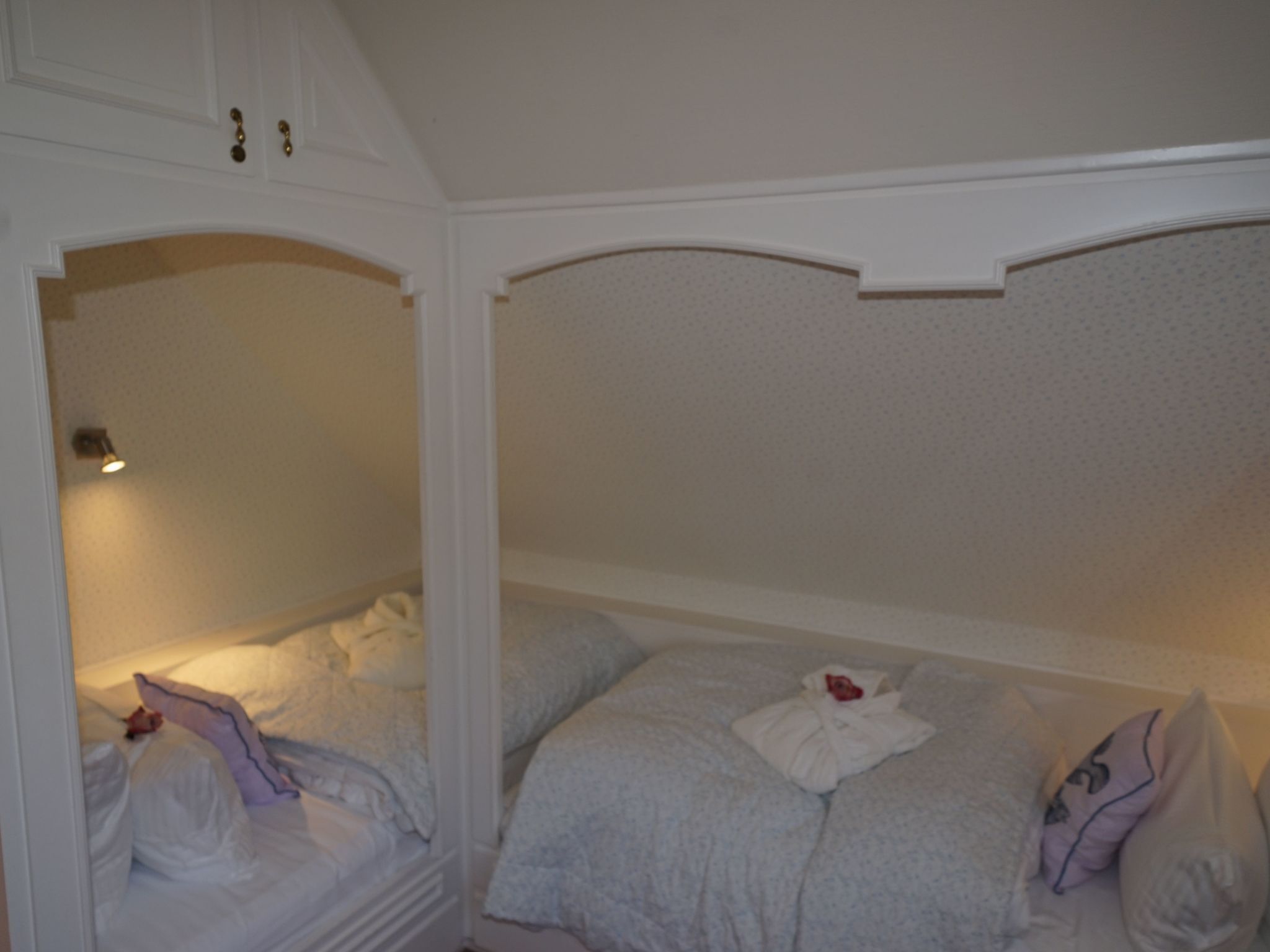 Ein Schlafzimmer mit einem Bett, einem Nachttisch und einem Kleiderschrank.