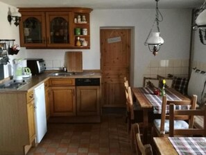 Fridge, microwave, dishwasher, cookware/dishes/utensils