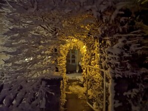 Uma trilha coberta de neve que leva à entrada de um edifício.