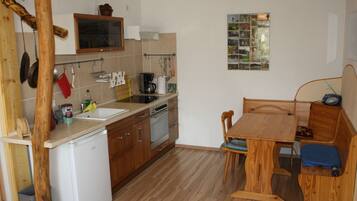 Kühlschrank, Ofen, Kochgeschirr/Geschirr/Besteck