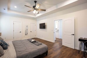 3 habitaciones, escritorio, tabla de planchar con plancha y wifi 