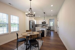 Dining - 4 Min to Downtown | Car Rental Avail. | En-Suite (Burlington)