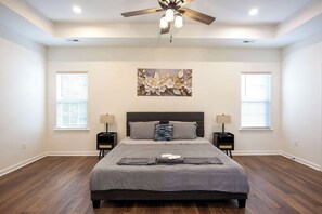 3 bedrooms, desk, iron/ironing board, WiFi - 4 Min to Downtown | Car Rental Avail. | En-Suite (Burlington)
