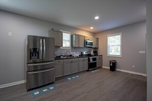 Fridge, microwave, stovetop, toaster - 4 Min to Downtown | 11 to Elon | Car Rental Avail. (Burlington)