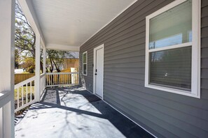 Terrace/patio - 4 Min to Downtown | 11 to Elon | Car Rental Avail. (Burlington)