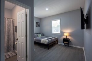 WiFi, bed sheets - 4 Min to Downtown | 11 to Elon | Car Rental Avail. (Burlington)