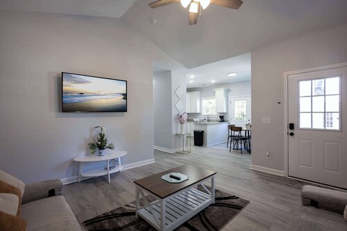 2 Min to Downtown | 9 to Elon | Car Rental Avail.