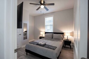 4 bedrooms, desk, WiFi, bed sheets