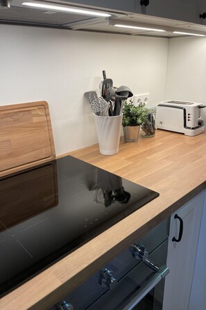 Fridge, oven, dishwasher, cookware/dishes/utensils