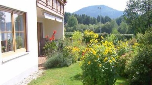A house with a garden, a mountain in the background, and a clear sky. - Appartement mit Terrasse, Garten und Grill by Interhome (Böbrach)