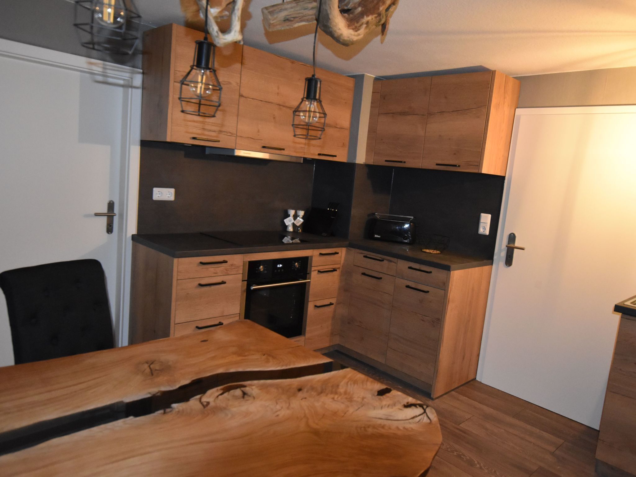 Kylskåp, ugn, diskmaskin och grytor/köksredskap