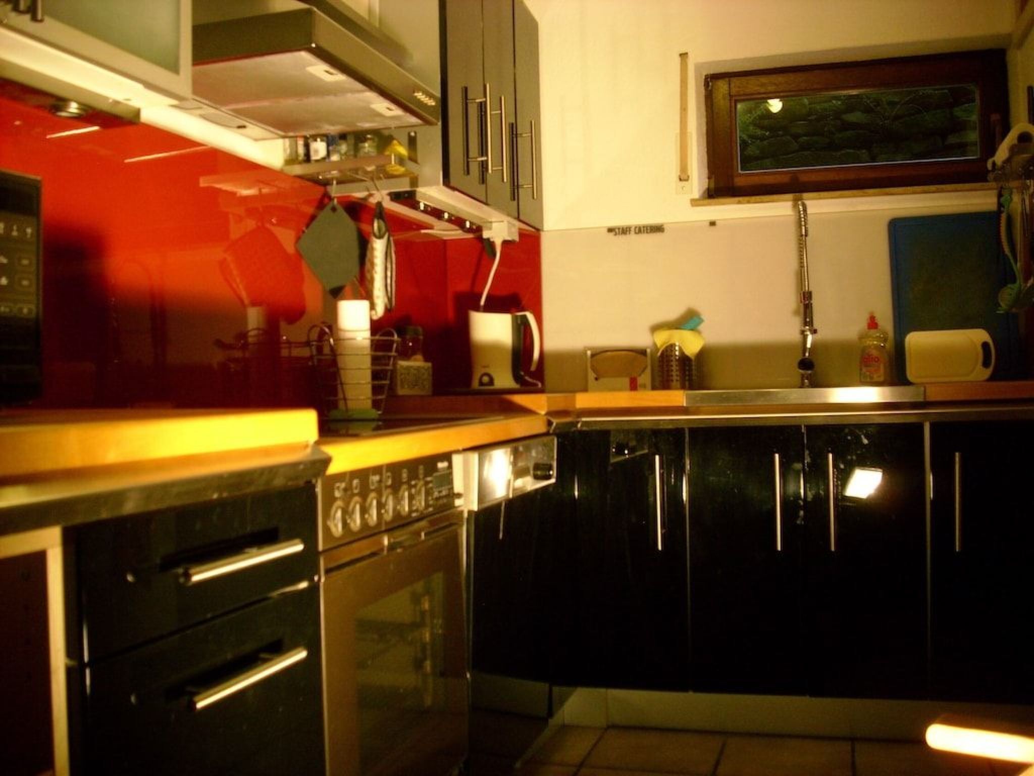 Een koelkast, een microgolfoven, een oven, kookgerei, borden en bestek