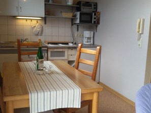 Fridge, microwave, oven, cookware/dishes/utensils - Wohnung mit Blick auf die Weinberge by Interhome (Kröv)