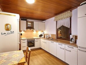 Kylskåp, mikrovågsugn, ugn och diskmaskin