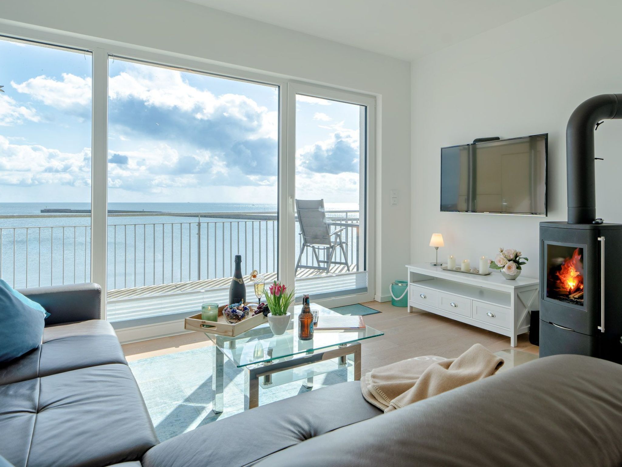 Una televisión, una chimenea