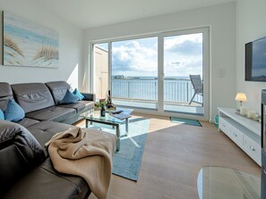 Een televisie en een open haard