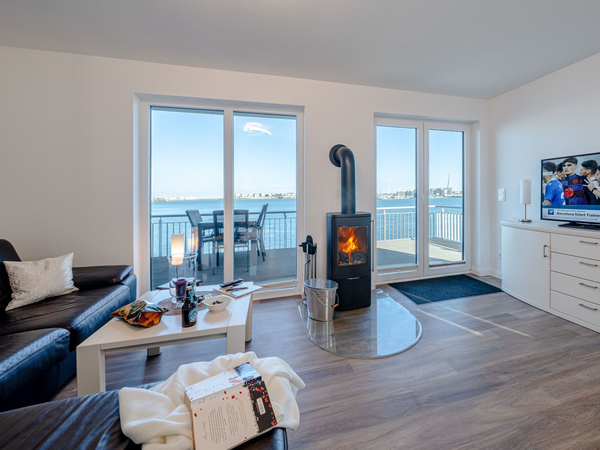 Een televisie en een open haard