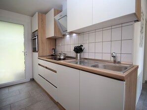 Kühlschrank, Ofen, Geschirrspüler, Kochgeschirr/Geschirr/Besteck