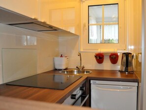 Fridge, microwave, oven, dishwasher - Sonniges Ferienhaus hinter dem Deich by Interhome (Cuxhaven)