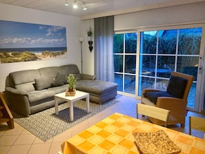 TV - Sonniges Ferienhaus hinter dem Deich by Interhome (Cuxhaven)