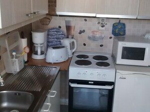 Fridge, microwave, oven, cookware/dishes/utensils - Apartment Geier by Interhome (Cuxhaven)