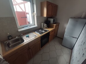 Refrigerador, microondas, horno y utensilios de cocina 