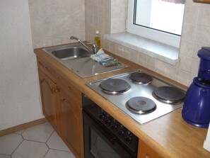 Refrigerador, microondas, horno y utensilios de cocina
