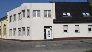 A two-story building with a flat roof and a white facade. - Appartement in Törten by Interhome (Törten)
