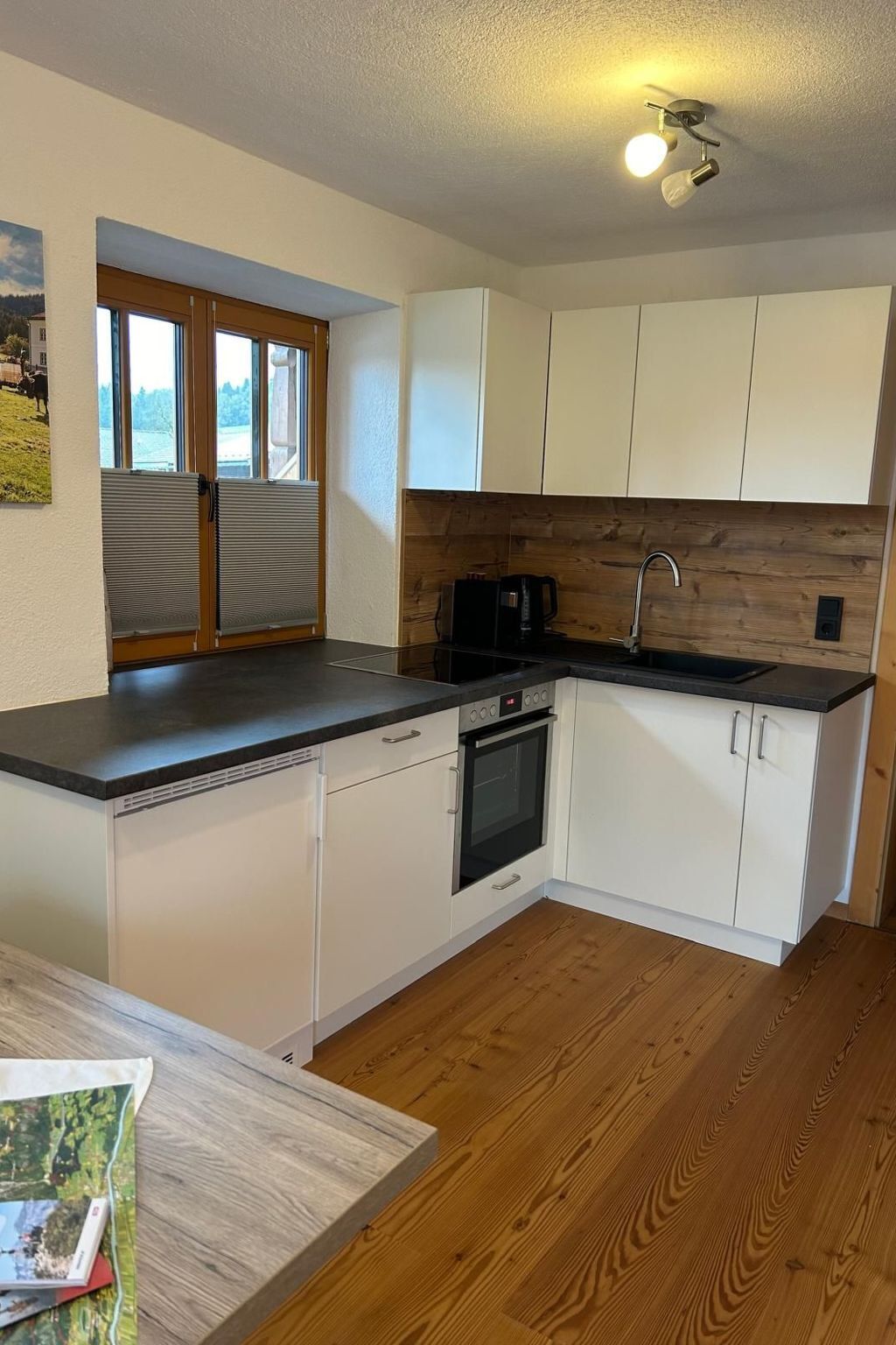 Réfrigérateur, un four, vaisselle et ustensiles