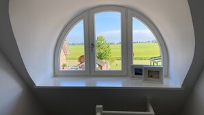 A room with a skylight window overlooking a green field. - Vacation home Lotte by Interhome (Groß Schoritz)