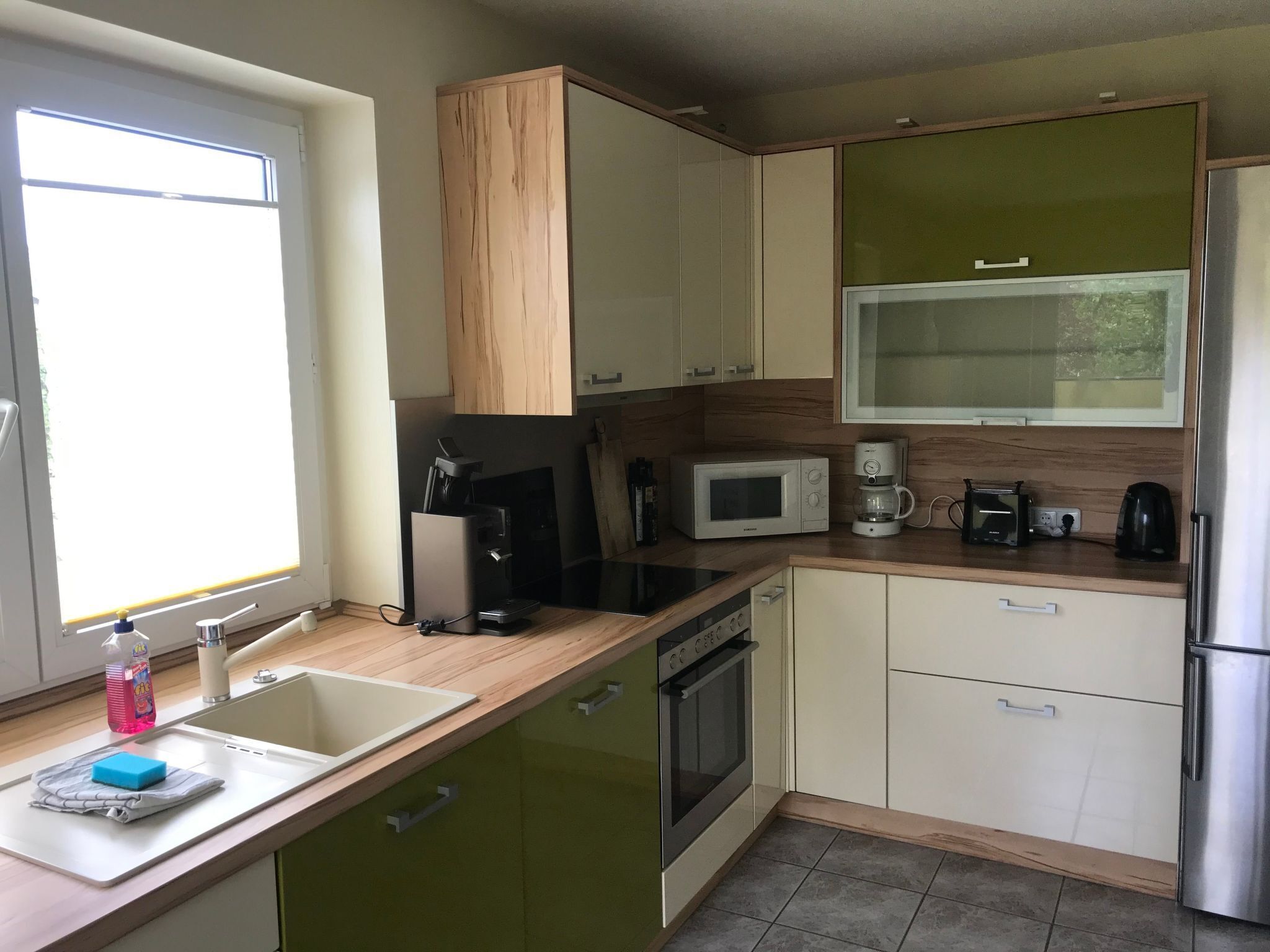 Kühlschrank, Mikrowelle, Ofen, Geschirrspüler