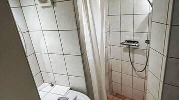 Kylpyhuone, jossa on suihku, pesuallas ja wc.