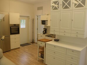 Réfrigérateur, micro-ondes, four, lave-vaisselle