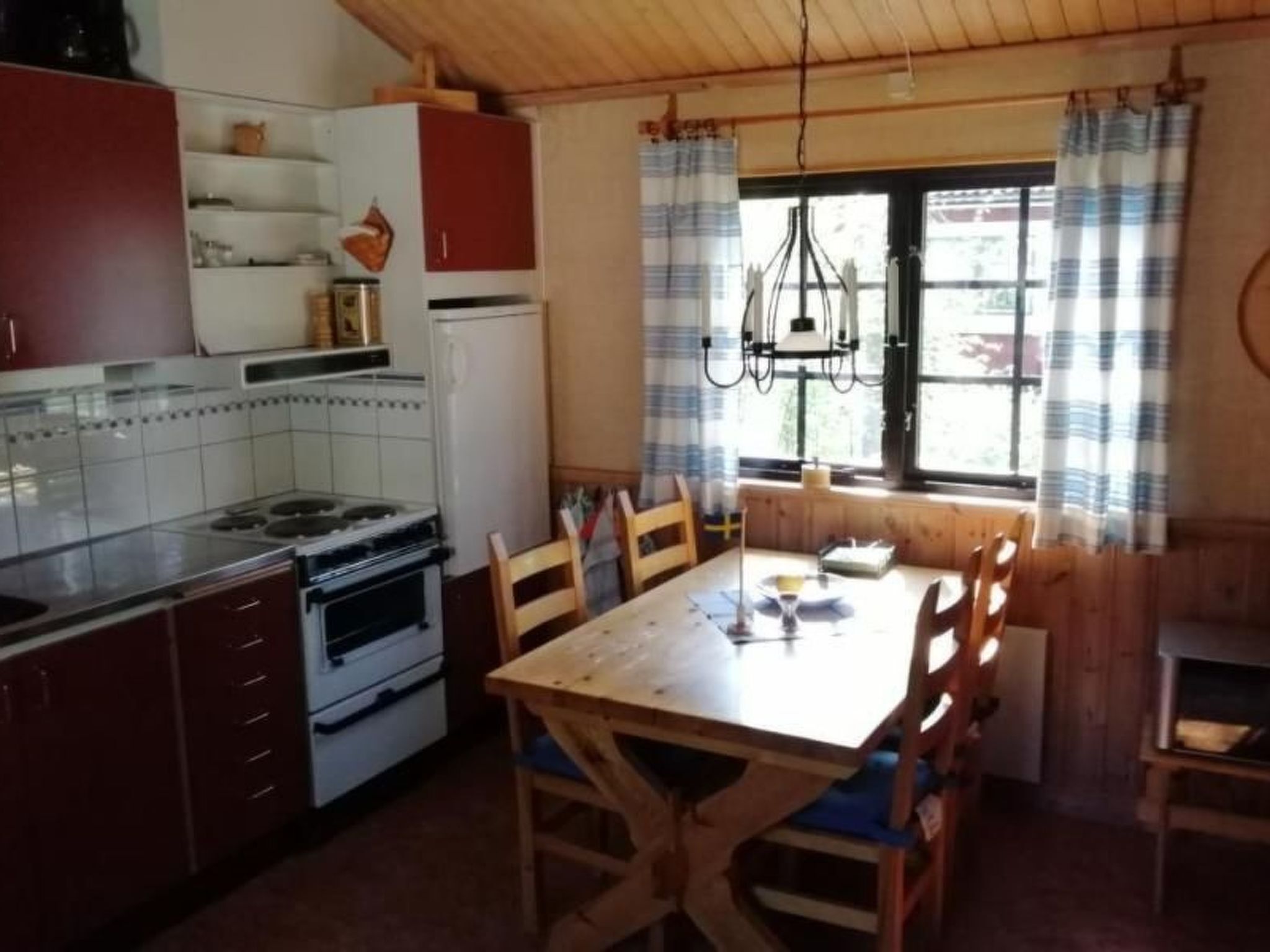 Køleskab, mikrobølgeovn, ovn, køkkentøj/tallerkener/redskaber