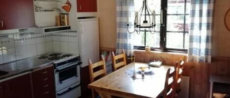 Køleskab, mikrobølgeovn, ovn, køkkentøj/tallerkener/redskaber