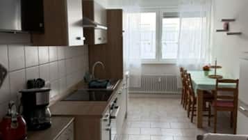 Kühlschrank, Mikrowelle, Ofen, Geschirrspüler