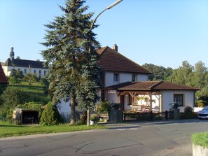 Exterior - mit Blick zur Wallfahrtskirche by Interhome (Ebensfeld)
