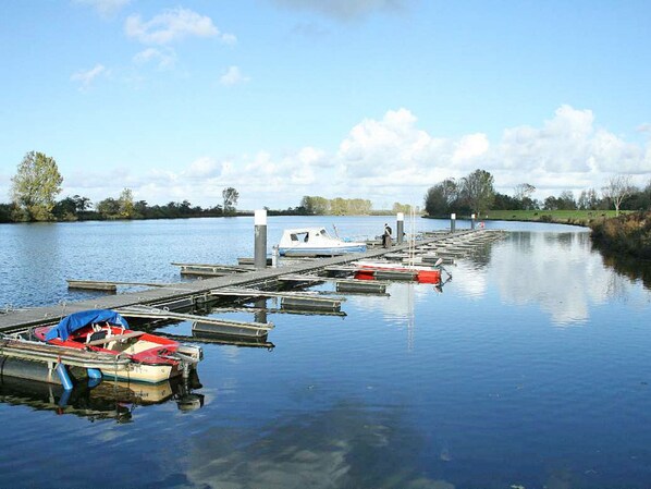 Marina - Gemütliches Ferienhaus am Deich mit Gartenzimmer by Interhome (Hennstedt)