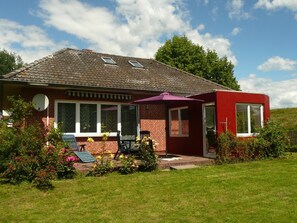Exterior - Gemütliches Ferienhaus am Deich mit Gartenzimmer by Interhome (Hennstedt)