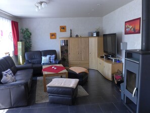 Fireplace, DVD player - Gemütliches Ferienhaus am Deich mit Gartenzimmer by Interhome (Hennstedt)