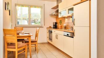 Kühlschrank, Mikrowelle, Ofen, Geschirrspüler