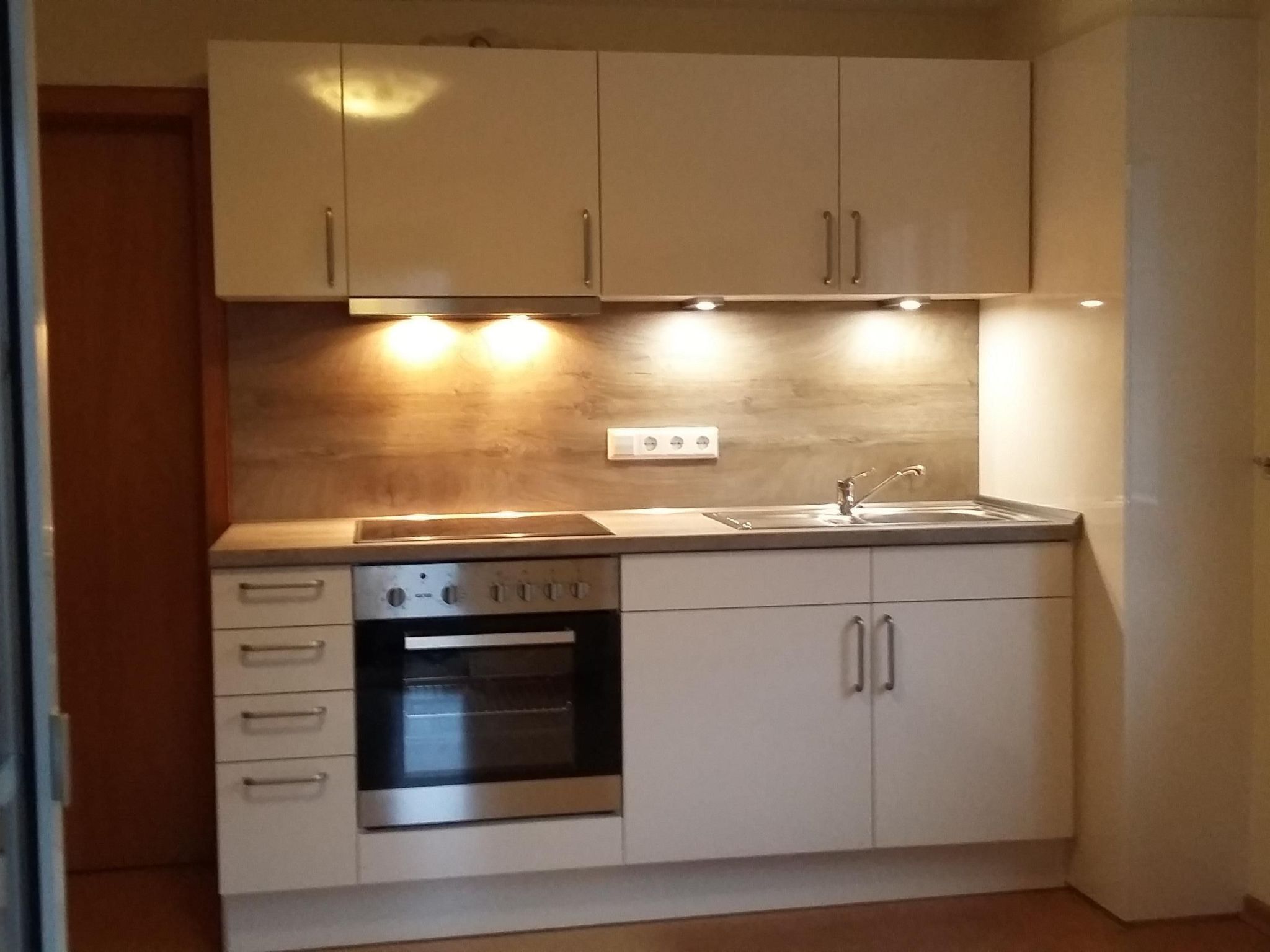 Kühlschrank, Mikrowelle, Ofen, Kochgeschirr/Geschirr/Besteck