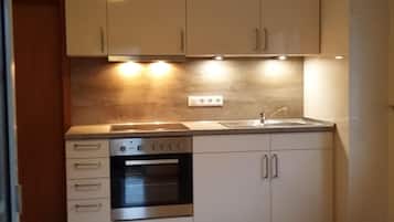 Kühlschrank, Mikrowelle, Ofen, Kochgeschirr/Geschirr/Besteck