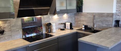 冷蔵庫、電子レンジ、オーブン、食器洗い機