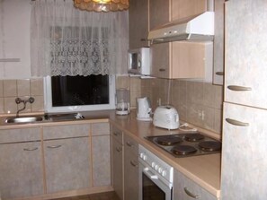 Fridge, microwave, oven, cookware/dishes/utensils - Gemütliches Ferienhaus in Breitenbach by Interhome (Breitenbach)