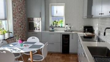 Kylskåp, mikrovågsugn, ugn och diskmaskin