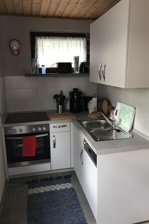 Private kitchen - Ruhiges Ferienhaus mit gemütlicher Terrasse by Interhome (Neustadt-Glewe)